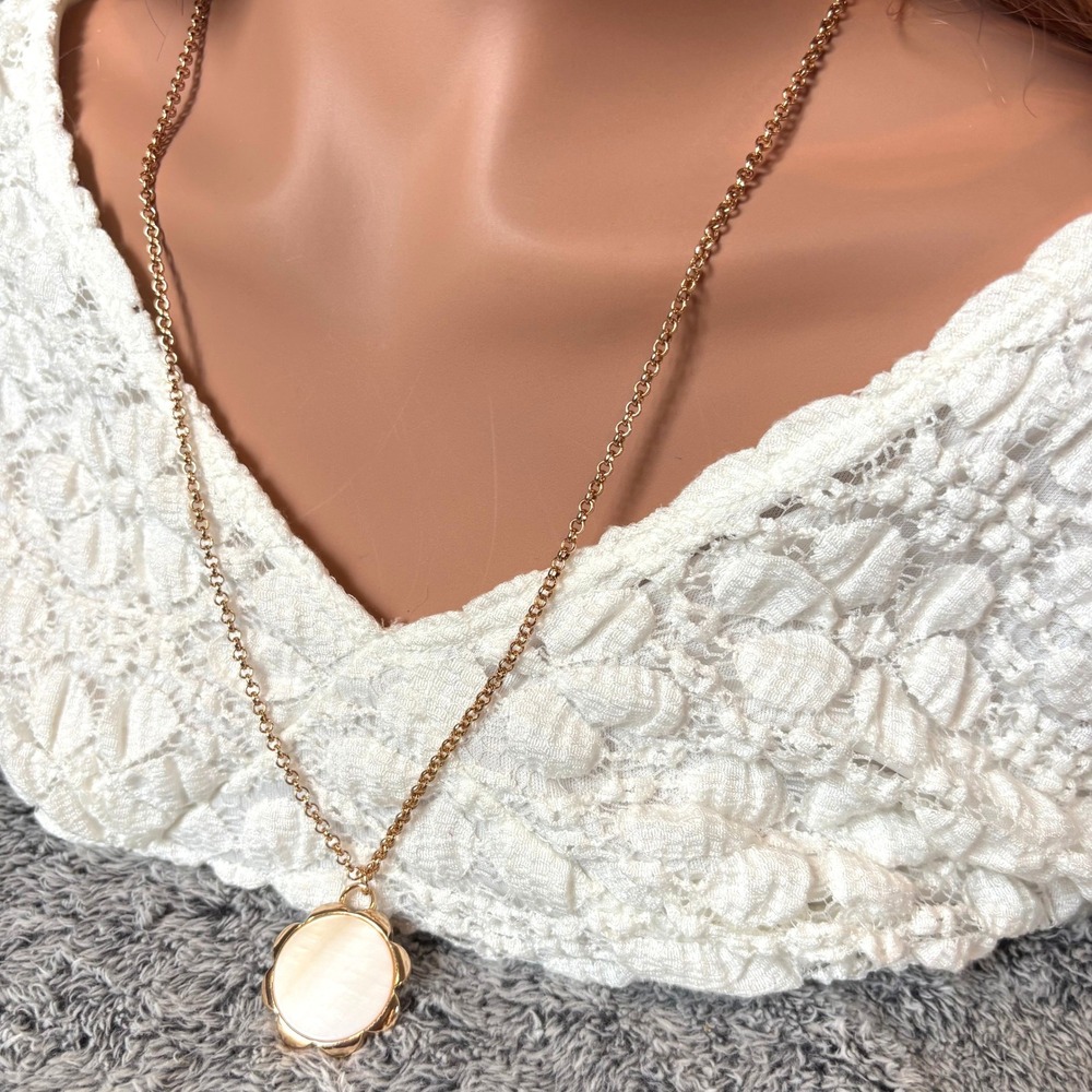 Coastal Mother of Pearl Pendant Necklace Gold Tone Flower Coquette Boho 21880
